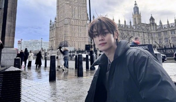 韩人气男星“男友风造型”引发话题，英国旅行照片公开 