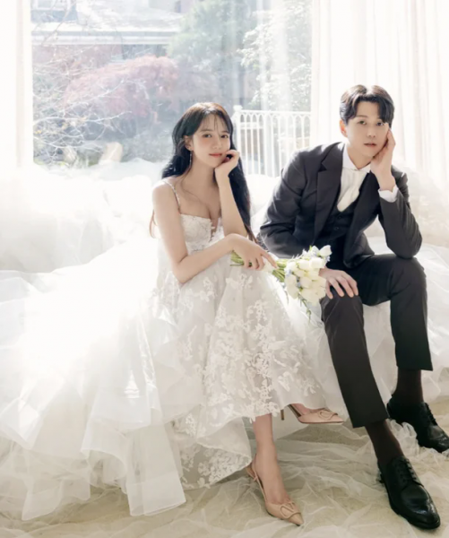 韩国人气女星公开，交往17年的男友，晒出两人婚纱照 